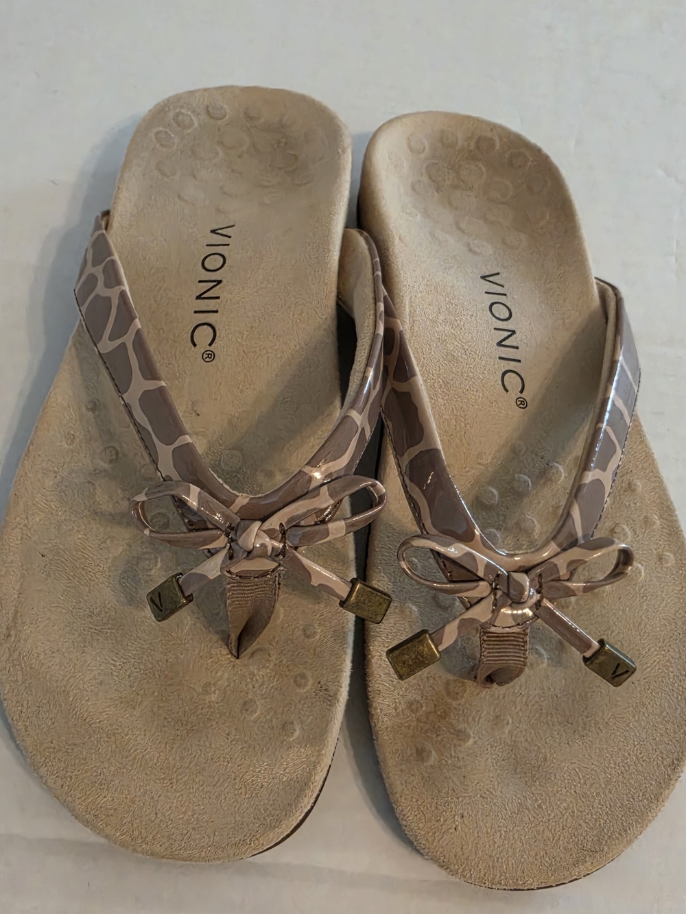 Vionic Bella Brownie Toe-Post Sandal Women's US size 6 Giraffe Pattern With Bow
